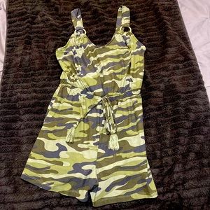 Camo jumper never worn!!!!!